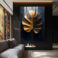 Quadro Decorativo Folha de Monstera Dourada | quadros decorativos para sala | Folha monstera em dourado luminoso com recortes característicos sobre fundo azul profundo. | Porao dos Quadros