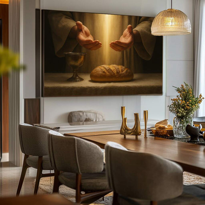 Quadro Decorativo Mãos da Abundância | quadros decorativos para sala | Duas mãos abertas em devoção ao redor de um pão dourado com luz quente ao fundo. | Porao dos Quadros