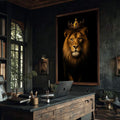 Quadro Decorativo Leão Dourado Majestoso | quadros decorativos para sala | Leão majestoso com coroa dourada em fundo preto com iluminação dramática e realista | Porao dos Quadros