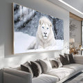 Quadro Decorativo Leão Branco Majestoso | quadros decorativos para sala | Leão branco com olhos azuis vibrantes em paisagem nevada com flocos caindo. | Porao dos Quadros