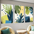 Quadro Decorativo Geometria Natural | quadros decorativos para sala | Três painéis com folhas tropicais verdes e formas geométricas em azul, amarelo e branco | Porao dos Quadros