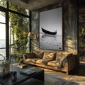 Barco de madeira solitário na areia da praia em maré baixa, fotografia preto e branco, quadro decorativo
