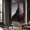 Quadro Decorativo Torre Eiffel Elegante | quadros decorativos para sala | Torre Eiffel estruturada em tons dourados e preto com iluminação dramática | Porao dos Quadros