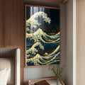 Quadro Decorativo Abstrato Onda de Impacto | quadros decorativos para sala | Grande onda azul e dourada com espuma branca e Monte Fuji ao fundo em composição dramática | Porao dos Quadros