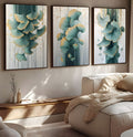 Trio de telas com folhas de ginkgo verde-água, bordas douradas e respingos em fundo claro, quadro decorativo