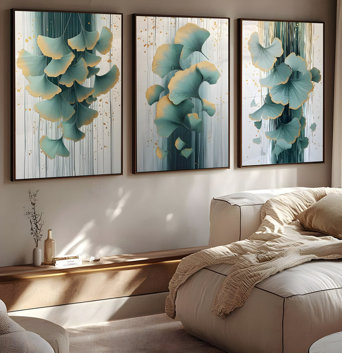 Trio de telas com folhas de ginkgo verde-água, bordas douradas e respingos em fundo claro, quadro decorativo