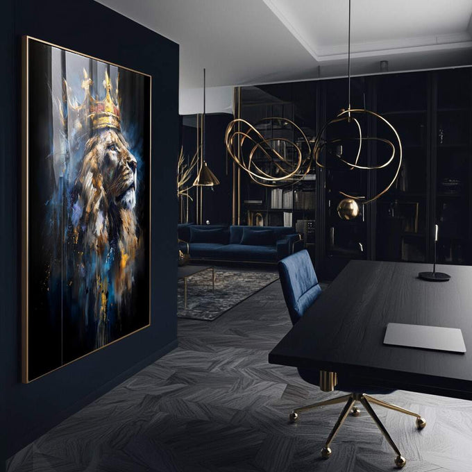 Quadro Decorativo Leão Majestoso Luxo | quadros decorativos para sala | Leão majestoso de perfil com coroa dourada em tons pretos, azuis e dourados. | Porao dos Quadros