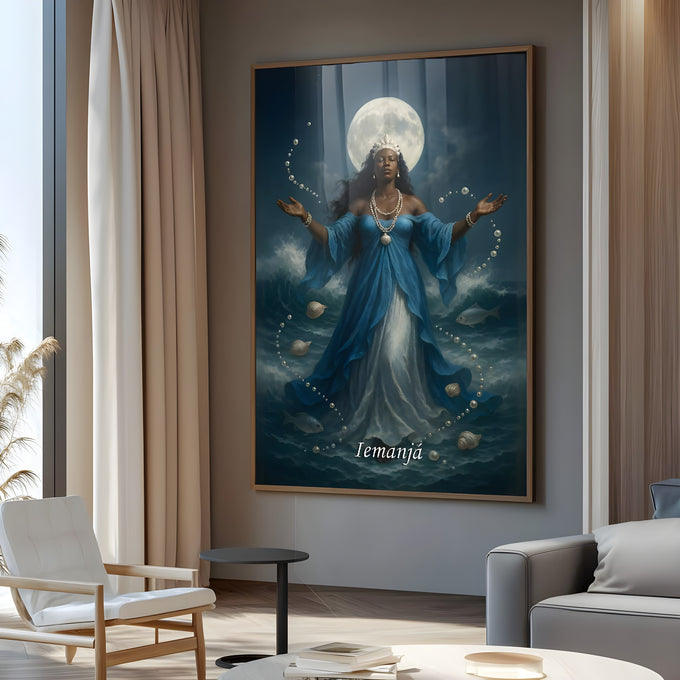 Iemanjá de vestido azul e coroa de pérolas, braços abertos sobre o mar sob a lua cheia, quadro decorativo