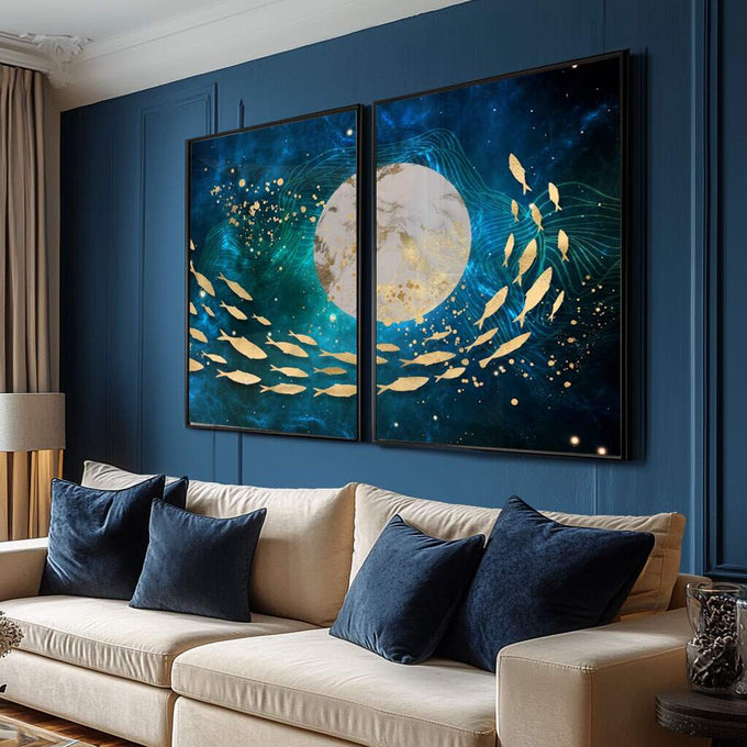 Quadro Decorativo Arte Cósmica Peixes Estelares - Encante-se | quadros decorativos para sala | Lua branca com peixes dourados em movimento entre águas azul profundo e noturno | Porao dos Quadros