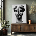 Quadro Decorativo: Reflexão de Beleza Clássica | quadros decorativos para sala | Escultura clássica dupla em preto e branco com linha central divisória | Porao dos Quadros