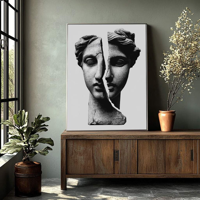 Quadro Decorativo: Reflexão de Beleza Clássica | quadros decorativos para sala | Escultura clássica dupla em preto e branco com linha central divisória | Porao dos Quadros
