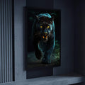 Quadro Decorativo Pantera Imponente | quadros decorativos para sala | Pantera negra em movimento frontal com olhos dourados vibrantes e iluminação azulada dramática. | Porao dos Quadros