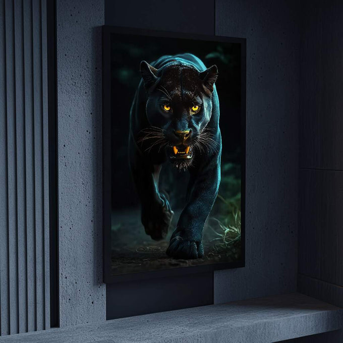 Quadro Decorativo Pantera Imponente | quadros decorativos para sala | Pantera negra em movimento frontal com olhos dourados vibrantes e iluminação azulada dramática. | Porao dos Quadros