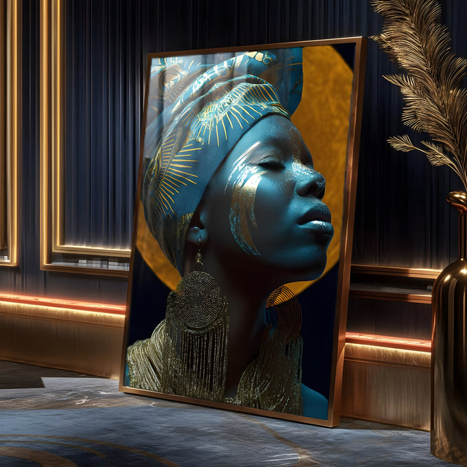 Mulher negra de perfil com turbante azul, pintura dourada no rosto e brinco grande, quadro decorativo