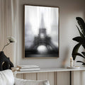 Torre Eiffel em Paris envolta em névoa, fotografia artística em preto e branco, quadro decorativo