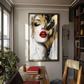 Quadro Decorativo Feminino Elegante com Dourado | quadros decorativos para sala | Mulher com rosto em realismo, lábios vermelhos vibrantes, salpicos de dourado e preto na composição. | Porao dos Quadros