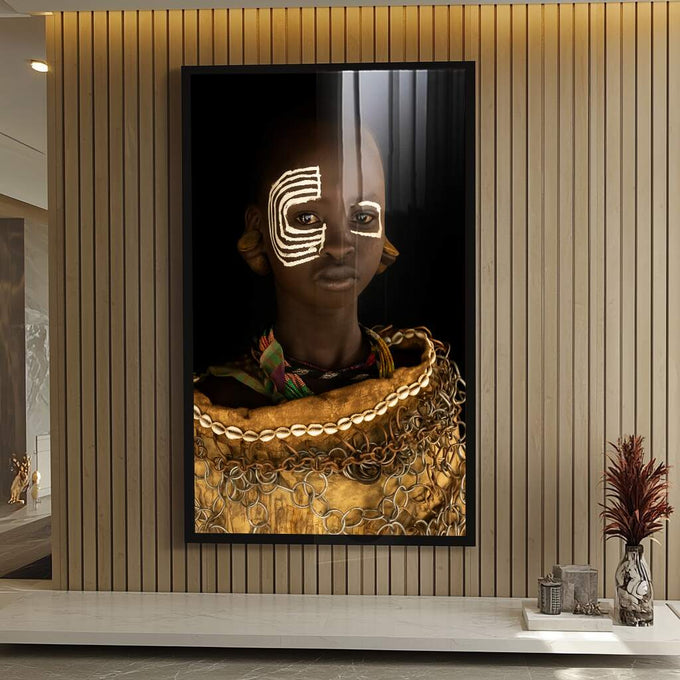 Quadro Decorativo Elegância Cultural | quadros decorativos para sala | Retrato africano com máscara dourada geométrica e adornos tradicionais em ouro | Porao dos Quadros