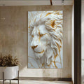 Quadro Decorativo Leão Majestoso Sofisticado | quadros decorativos para sala | Leão majestoso em relevo branco e dourado com textura tridimensional em composição clássica. | Porao dos Quadros