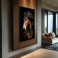 Retrato de cavalo marrom com crina negra esvoaçante sobre fundo preto, quadro decorativo