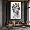 Quadro Decorativo Busto Clássico com Coroa Dourada | quadros decorativos para sala | Busto clássico em preto e branco com coroa dourada e traços geométricos precisos em composição vertical. | Porao dos Quadros