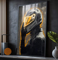 Quadro Decorativo Movimento Transcendente | quadros decorativos para sala | Piloto em silhueta com capacete brilhando em neon dourado contra fundo preto | Porao dos Quadros