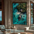 Quadro Decorativo Isle of Serenity | quadros decorativos para sala | Vista aérea de praia tropical com pier de madeira, água turquesa cristalina e vegetação verde. | Porao dos Quadros