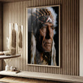 Quadro Decorativo - Retrato de Sabedoria Indígena | quadros decorativos para sala | Retrato fotográfico de indígena com cocar tradicional em tons marrom e preto com luz expressiva. | Porao dos Quadros