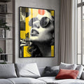 Quadro Decorativo Mulher Sob a Luz Amarela | quadros decorativos para sala | Mulher com óculos redondos em retrato preto e branco com elementos geométricos amarelos vibrantes | Porao dos Quadros