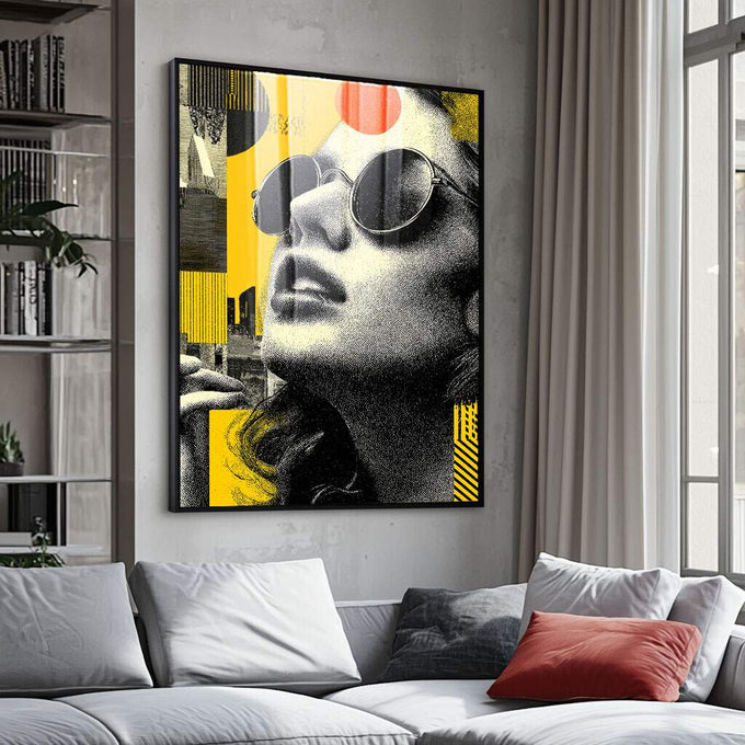 Quadro Decorativo Mulher Sob a Luz Amarela | quadros decorativos para sala | Mulher com óculos redondos em retrato preto e branco com elementos geométricos amarelos vibrantes | Porao dos Quadros