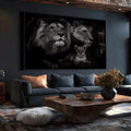 Leão, leoa e filhote em preto e branco sobre fundo escuro, arte realista, quadro decorativo