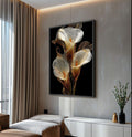 Quadro Decorativo Elegância das Flores | quadros decorativos para sala | Flores brancas com padrão rendilhado e detalhes dourados em fundo preto profundo | Porao dos Quadros