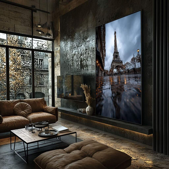 Quadro Decorativo Torre Eiffel Nostálgica | quadros decorativos para sala | Torre Eiffel molhada na chuva com reflexos em água sob céu cinzento | Porao dos Quadros