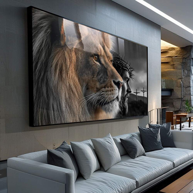 Quadro Decorativo Majestade: Leão e Jesus | quadros decorativos para sala | Leão majestoso em perfil com crina volumosa em tons marrom e cinza, fundo espiritual com cruzes ao fundo | Porao dos Quadros