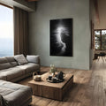 Praia em preto e branco com ondas e espuma do mar sob luz no horizonte, quadro decorativo