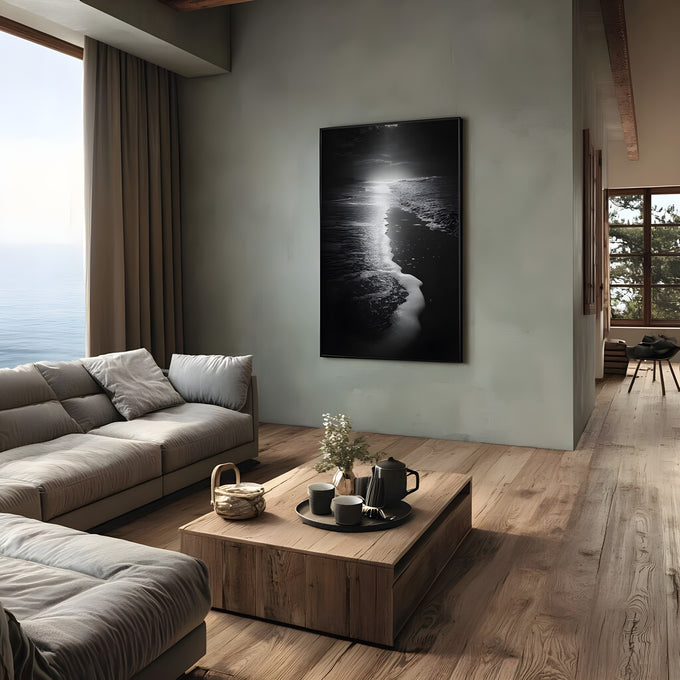 Praia em preto e branco com ondas e espuma do mar sob luz no horizonte, quadro decorativo