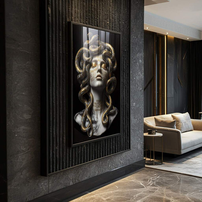Quadro Decorativo Medusa Mitológica Luxuosa | quadros decorativos para sala | Busto de Medusa com serpentes douradas em preto e branco, composição escultural clássica. | Porao dos Quadros