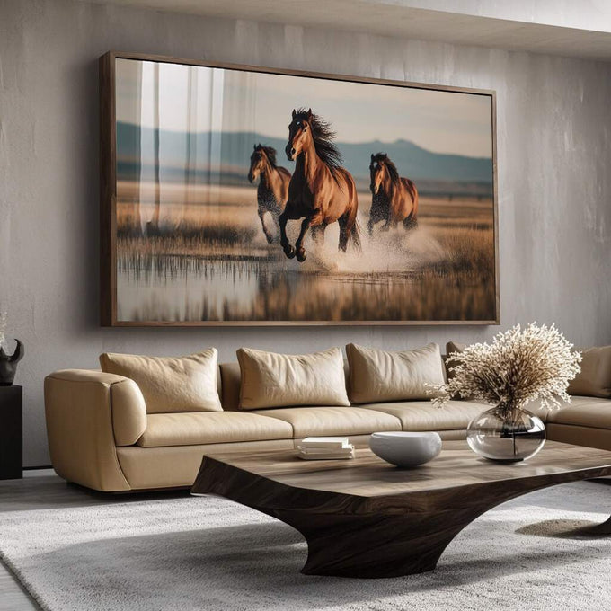 Quadro Decorativo Cavalos Galopando Livres | quadros decorativos para sala | Três cavalos selvagens em galope pela água com luz dourada ao fundo montanhoso. | Porao dos Quadros