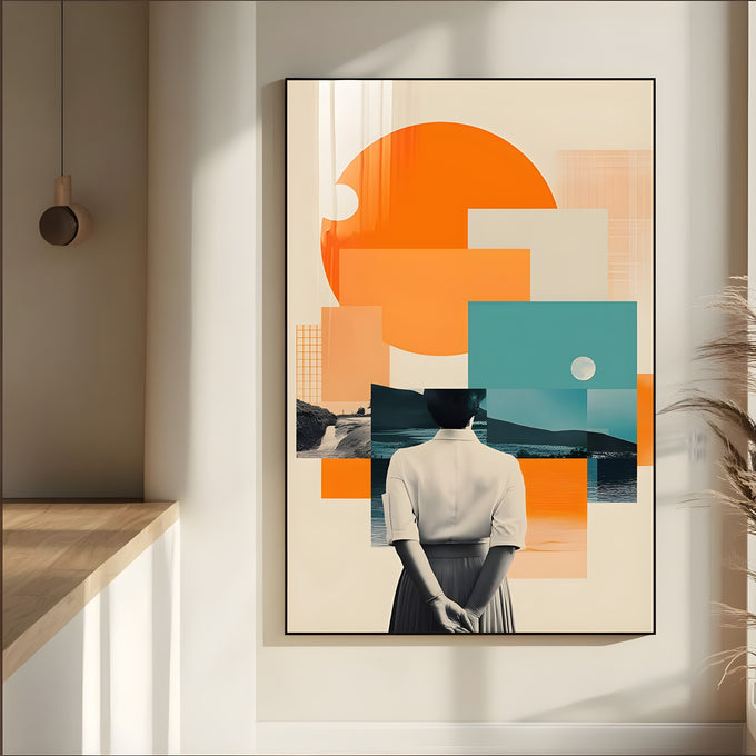 Colagem abstrata com sol laranja, blocos turquesa e mulher de costas vendo o mar, quadro decorativo