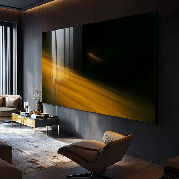 Abstrato de luz dourada em movimento diagonal com pequeno feixe âmbar sobre fundo preto, quadro decorativo