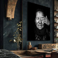 Quadro Decorativo Sabedoria em Preto e Branco | quadros decorativos para sala | Retrato em preto e branco com mão cobrindo olhos e gesto expressivo de contemplação | Porao dos Quadros
