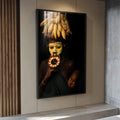 Quadro Decorativo Ancestralidade e Emoção | quadros decorativos para sala | Figura indígena com rosto pintado em dourado, adornos circulares laranja e feixes de milho na cabeça | Porao dos Quadros