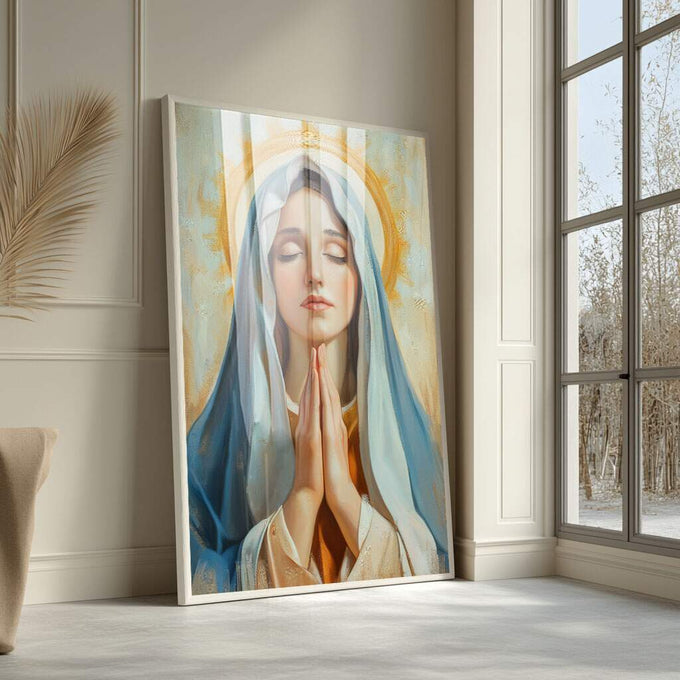 Quadro Decorativo Virgem Maria Serenidade e Fé | quadros decorativos para sala | Mulher em oração com véu azul, halo dourado, expressão serena e luz celestial em composição realista. | Porao dos Quadros