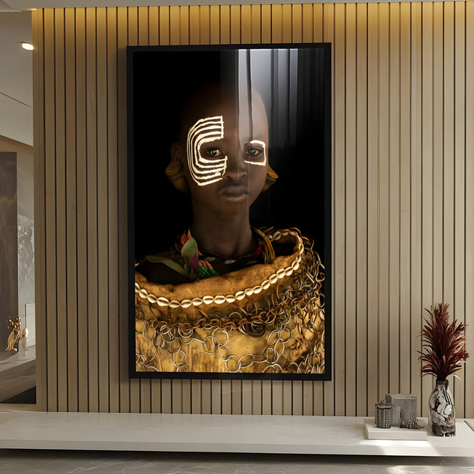 Criança africana com pintura facial branca, búzios e adornos dourados em fundo preto, quadro decorativo