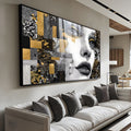 Rosto de mulher em traços preto e branco com detalhes dourados e mosaico geométrico, quadro decorativo