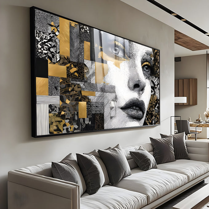 Rosto de mulher em traços preto e branco com detalhes dourados e mosaico geométrico, quadro decorativo