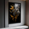 Leão de perfil com rosto cinza e juba dourada esvoaçante sobre fundo preto, quadro decorativo