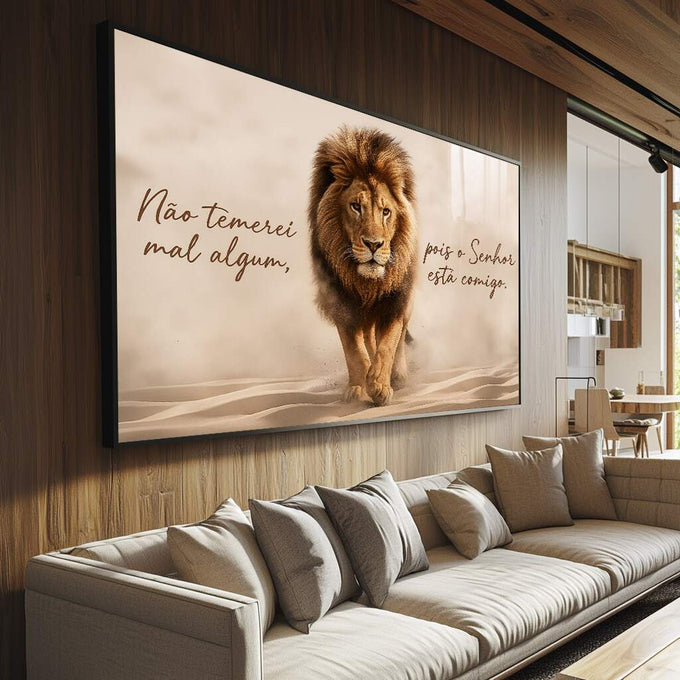 Quadro Decorativo Leão de Coragem e Inspiração | quadros decorativos para sala | Leão majestoso em tons bege caminhando na areia com mensagem inspiradora ao lado | Porao dos Quadros