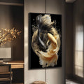 Quadro Decorativo Peixes Elegantes em Dança | quadros decorativos para sala | Dois peixes koi em dourado e preto com movimento fluido e respingos de água em composição dinâmica | Porao dos Quadros