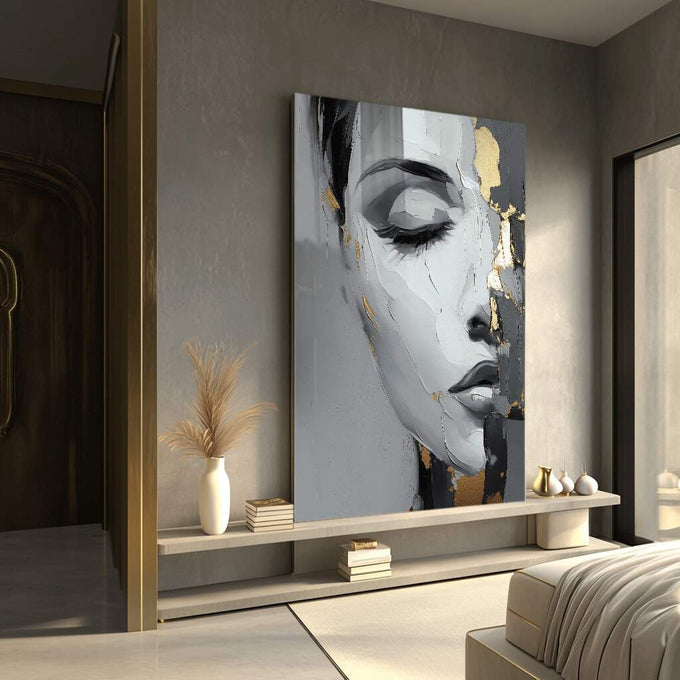 Quadro Decorativo Retrato Feminino Dourado | quadros decorativos para sala | Rosto feminino abstrato em cinza, branco e dourado com traços expressionistas e gestos soltos | Porao dos Quadros