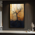 Quadro Decorativo Tronco de Esperança | quadros decorativos para sala | Árvore seca com raízes profundas em tons de dourado e preto sobre fundo texturizado. | Porao dos Quadros